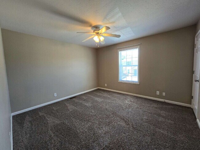 Foto del edificio - 248-2B EXECUTIVE AVE, CLARKSVILLE, TN 37042