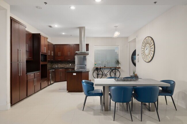 Foto del edificio - 1304 E Pineridge Ave