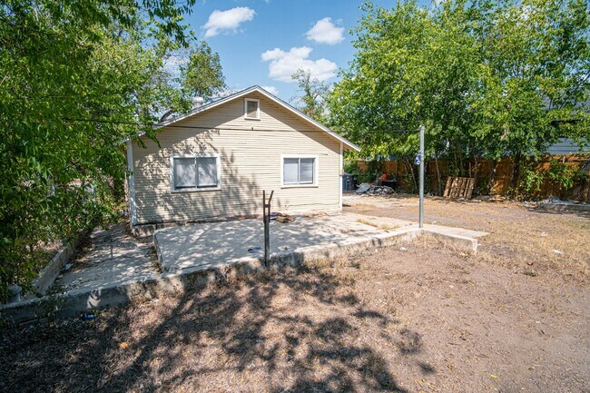 Building Photo - 610 Belmont