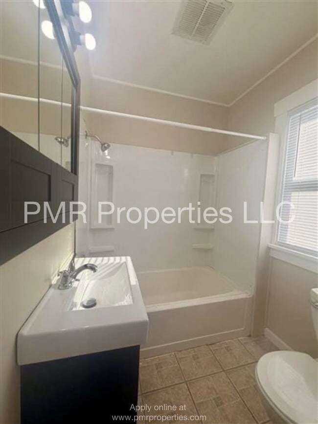 Building Photo - 3 Bedrooms/ 1 Bathroom House
