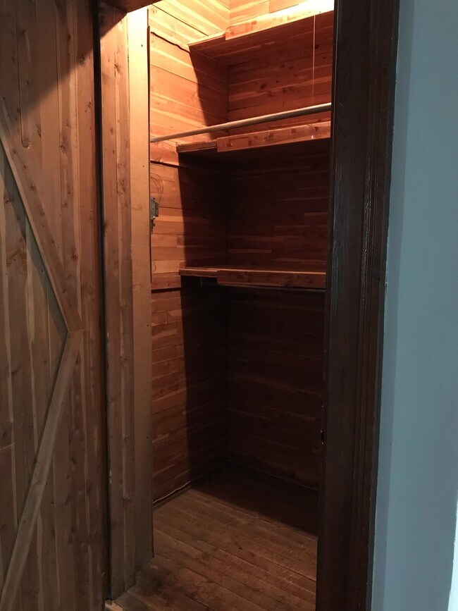 Foto del edificio - THREE 2 BEDROOM APARTMENTS IN THIS BUILDIN...
