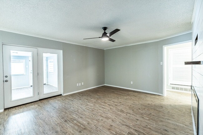 Building Photo - Beautiful 3 bed 2 bath with a bonus room