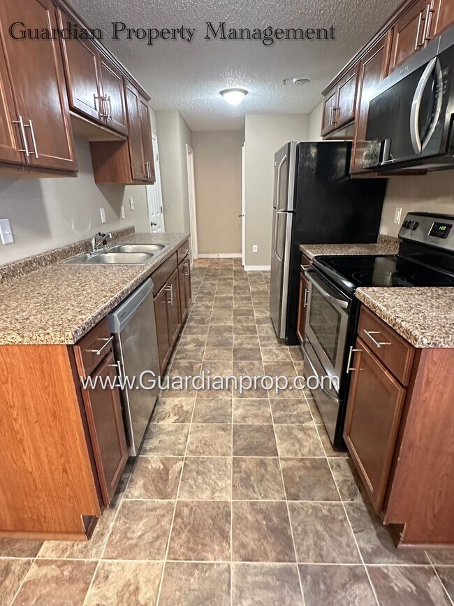 Foto del edificio - North Brooklyn Park Town Homes, Dedicated Office, 2 Car Garage, Washer/Dryer, Front Patio
