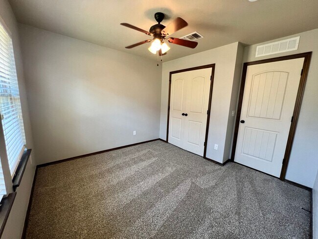 Building Photo - Home in the VALENCIA neighborhood in Edmond!