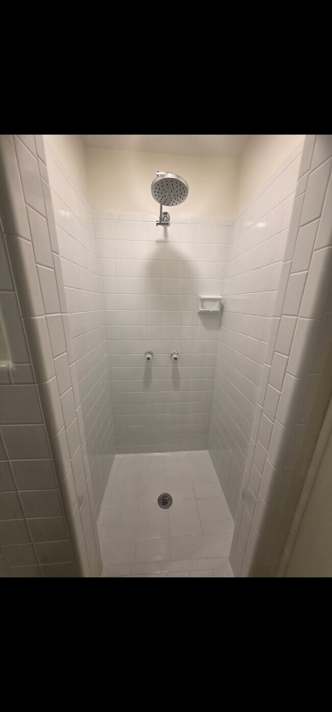 Ducha a ras de suelo - 535 McDonald Ave