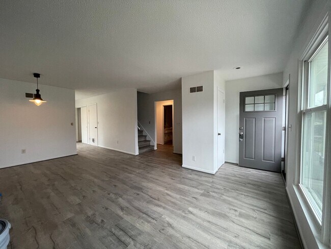 Foto del edificio - {12901} Spacious Townhome with a 1 car garage & full basement