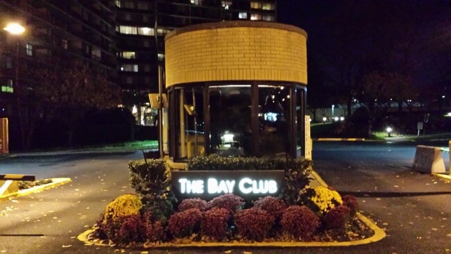 Building Photo - 2 Bay Club Dr