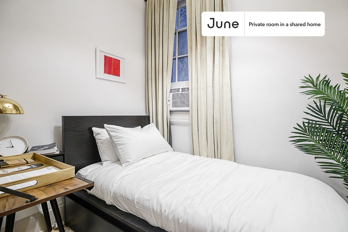 Foto principal - Private bedroom in 5 bed/1 bath Home