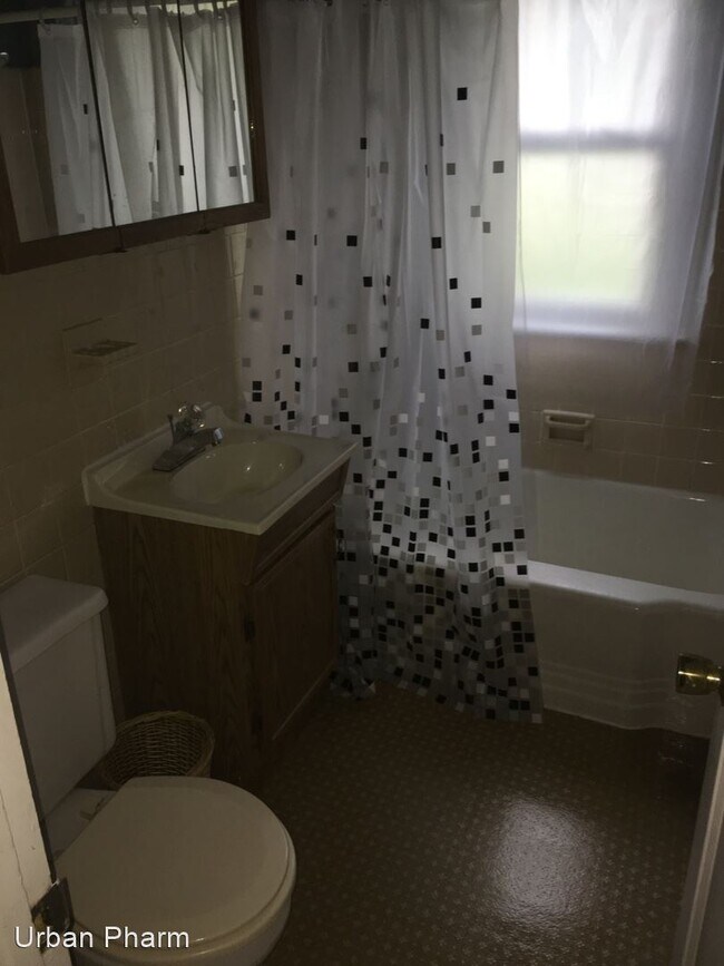 Building Photo - 3 br, 1 bath House - 658 Wolverine NE