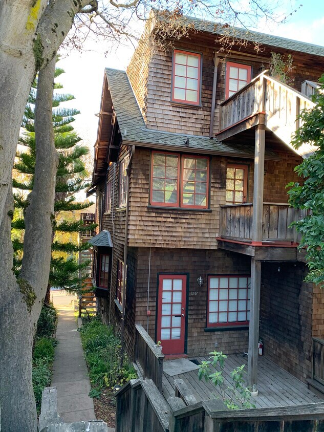 Lovely old Berkeley charm apartment in brown-shingle - 2353 Prospect St