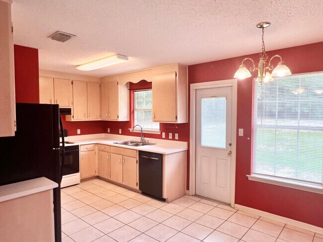 Foto del edificio - Charming Home on Spacious Lot Near Whiting
