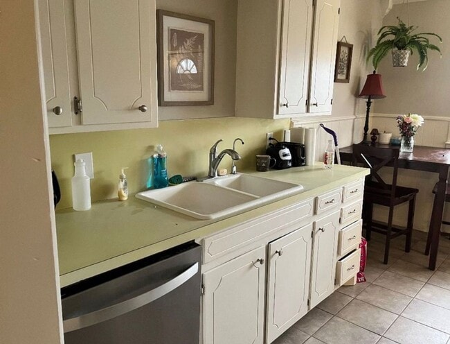 Building Photo - 3 Bedroom Available April 1st