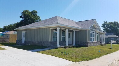 Building Photo - 2208 W Gimble St