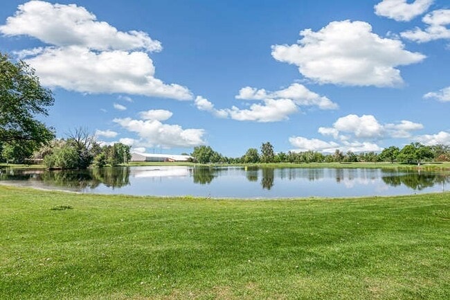 Building Photo - Updated 2 bed, 2 Bath Cond with Lake and G...