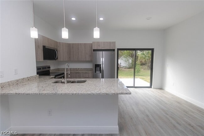 Building Photo - 1127 Deauville St E