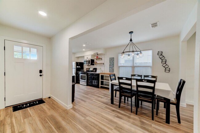 Building Photo - 4405 Button Bend Cir