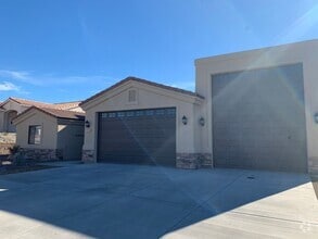 Building Photo - 2480 Huntington Dr