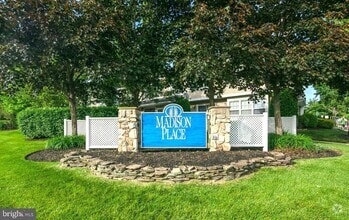 Building Photo - 2701 Saxony Dr
