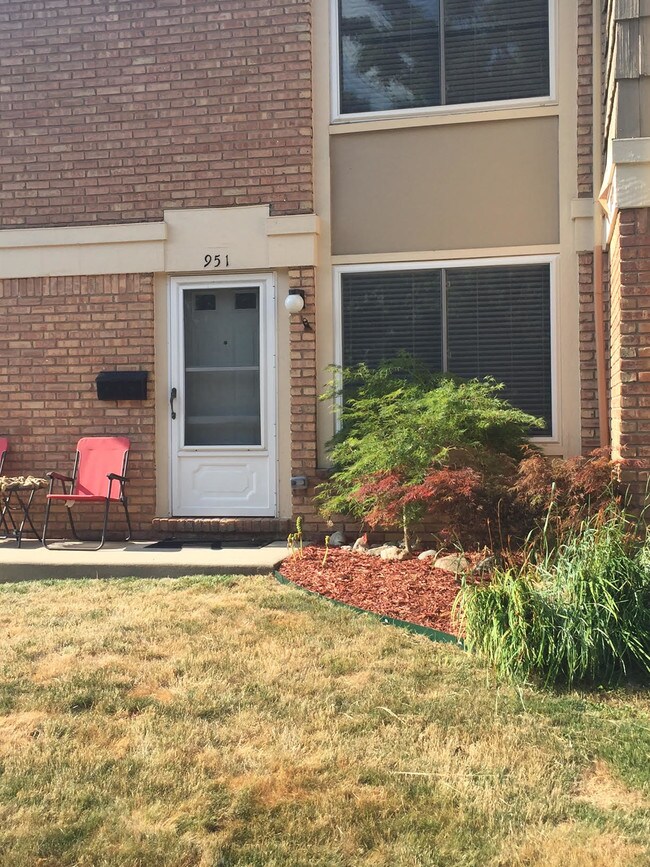 Front View Close up - 951 Barclay Ln