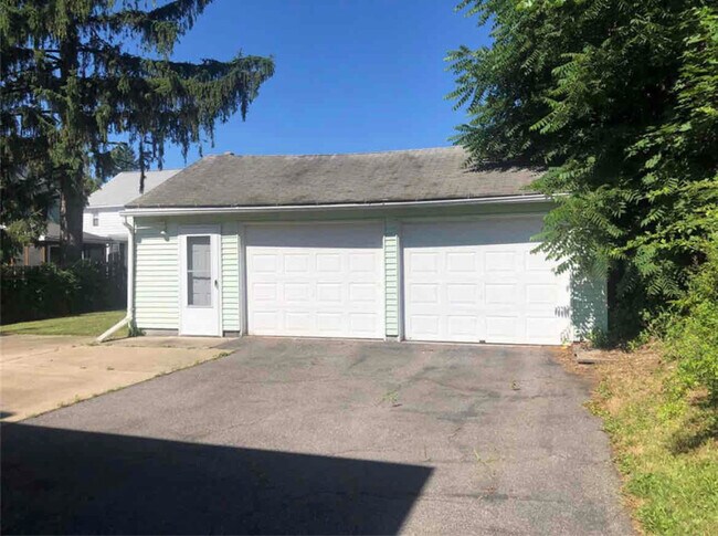 Building Photo - 406 Mersereau Ave