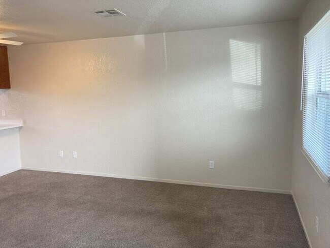 Building Photo - 3 Bedroom 2 Bath Townhouse New Carpet