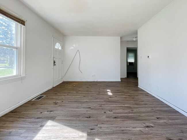 Foto del edificio - 2 Bedroom Home, Fenced in Backyard + Garage! Available soon!