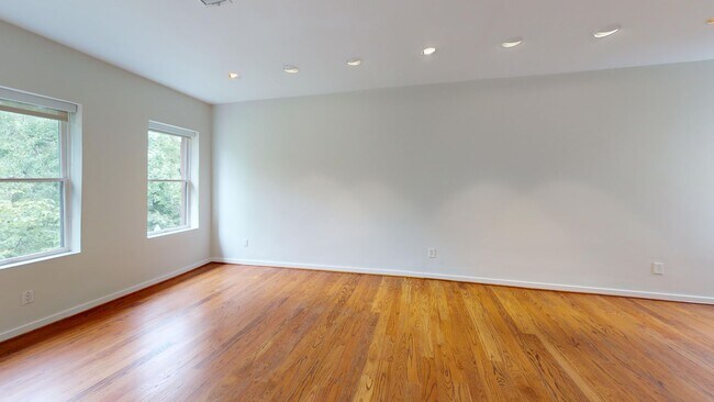 Foto del edificio - Serene Georgetown Living on Montrose Walk!...