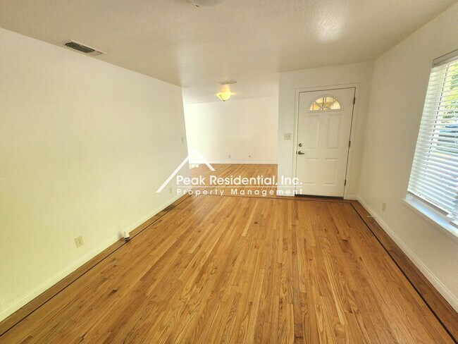 Foto del edificio - Nicely Updated 3bd/1ba Home with Garage & ...