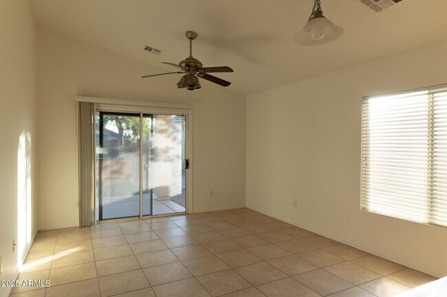 Foto del edificio - 1759 W Wilson Ave