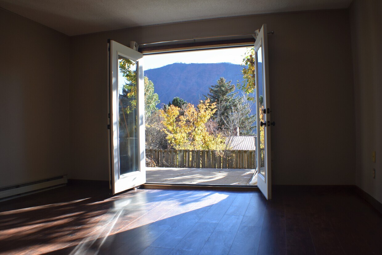 separate entrance - 160 Rockledge Dr