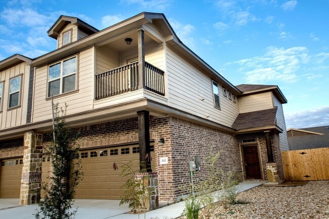 Building Photo - Beautiful 3 Bedroom Luxury Townhome, Kyle, Texas!
