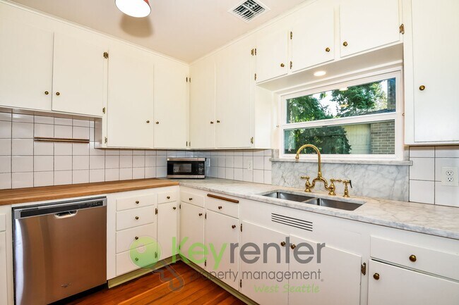 Foto del edificio - Executive Style 5 Bedroom with Garage and Outdoor Space