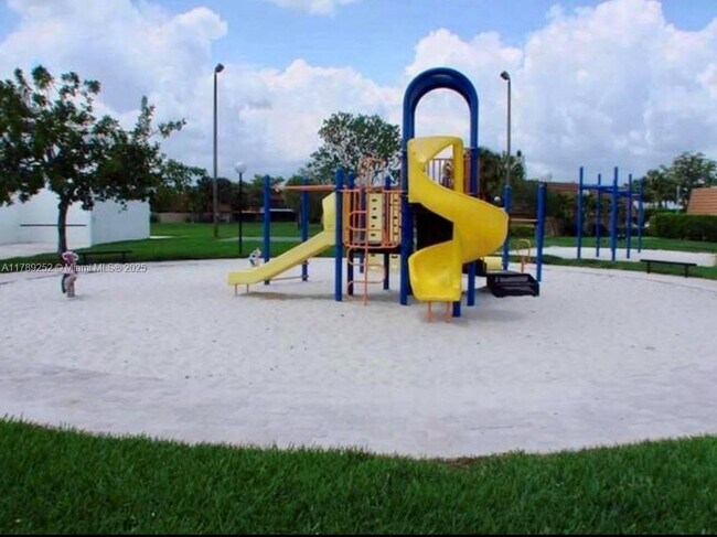 Foto del edificio - 1617 W Harmony Lake Cir