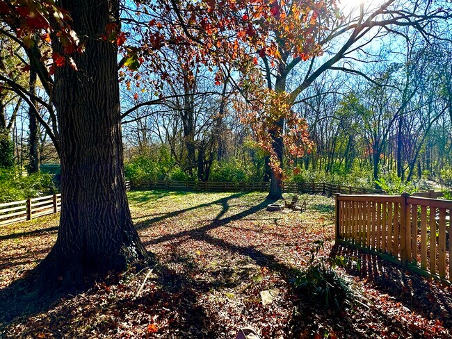 Foto del edificio - 444 Foothill Dr