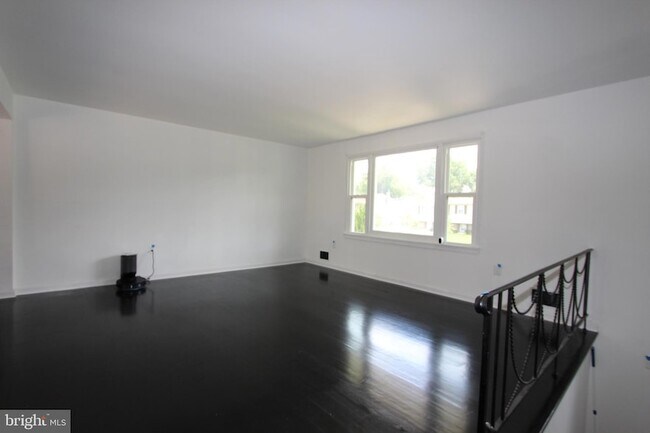 Foto del edificio - 7803 Woodbourne Ave