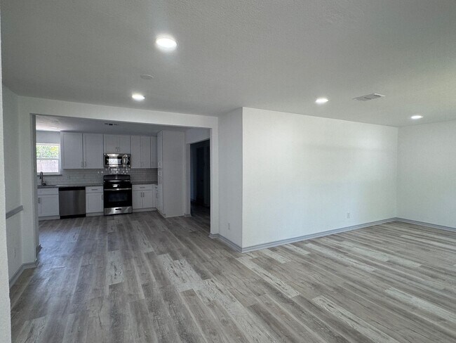 Foto del edificio - Move in Ready - 3 bedroom 2 bath 2 car garage