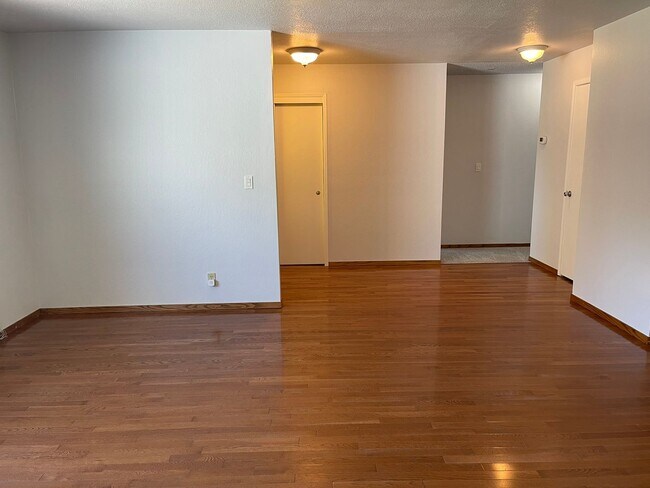 Building Photo - Beautiful 3 Bedroom 2 Bathroom 1835 sq ft ...