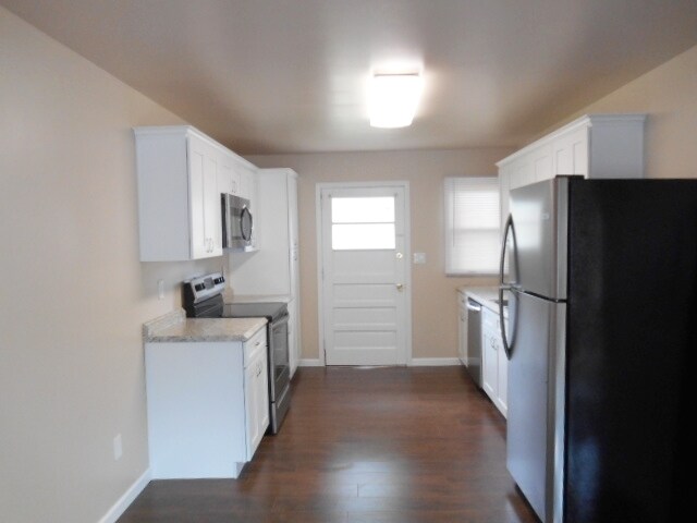 Building Photo - 2 bedrooms, 1 bath Duplex