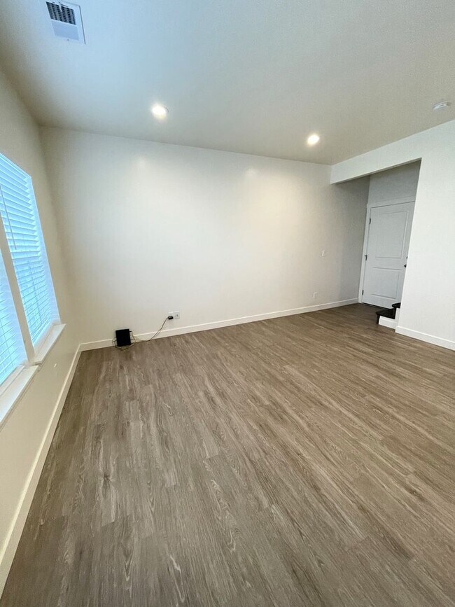Building Photo - Spacious 3 Bed 2.5 Bath Townhome for Rent ...