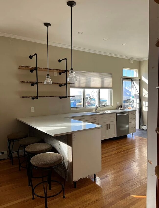 Building Photo - 573 Shirley St