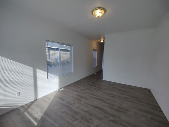 Building Photo - Spacious 3 bedroom 2.5 Bath Townhouse with...