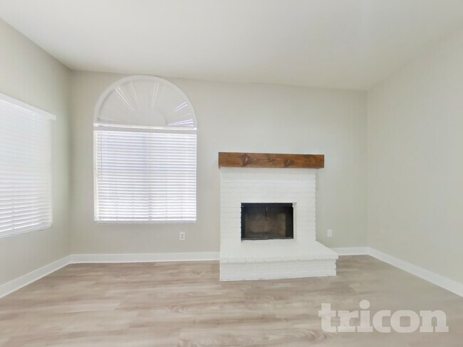 Foto del edificio - 6340 W Mercer Ln