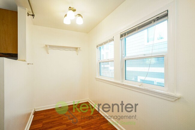 Foto del edificio - **Rent Special** Spacious 4-Bed Home Near ...