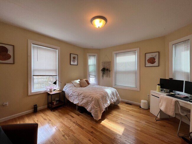 Building Photo - AMAZING 4 BED 2 BATH UNIT!!!!