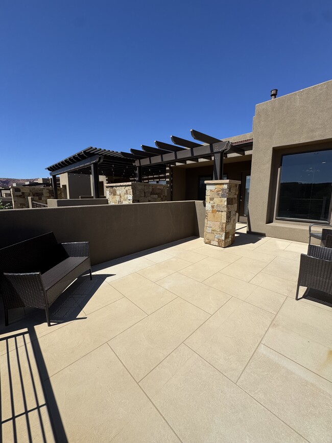Building Photo - 1610 W Canyon Tree Dr