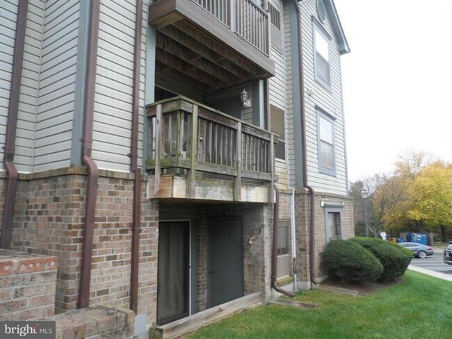 Building Photo - 2 BEDROOM, 2 BATHROOM IN THE MID FLOOR UNIT,