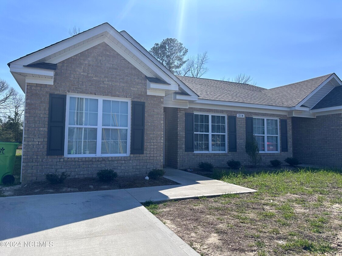 214 Jeremy Ln, Winterville, NC 28590 Townhome Rentals in Winterville