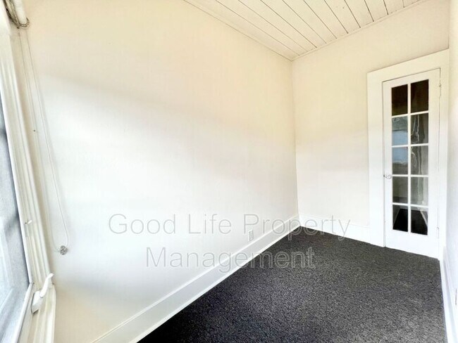 Building Photo - 2074 3rd Ave