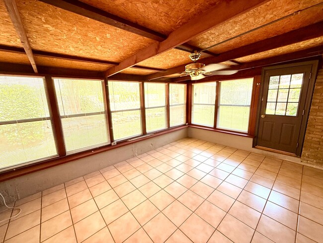 Foto del edificio - 2217 Indian Creek Dr