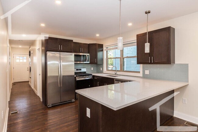 Building Photo - Huge, newer construction pet friendly dupl...